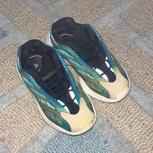 Yeezy 700 v3 (Kids Size) 6.5 US